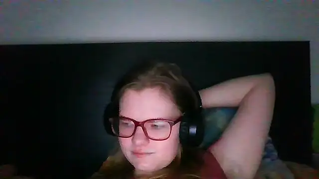 Snapshot of Moonolighta chatting on December 2025 10:11:02 AM Moonolighta online show from December 2025 10:11:02 AM