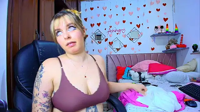 Anny Hurtado online show from November 2025 05:24:01 AM