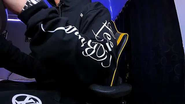 alexgiraldo   online show from December 2025 12:25:01 PM