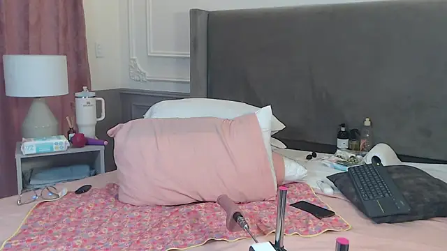 Snapshot of NatashaSilver chatting on December 2025 09:42:01 PM NatashaSilver online show from December 2025 09:42:01 PM