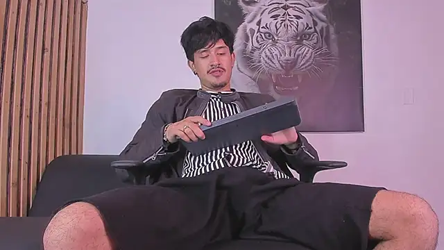 DimitriDeluxe online show from October 2025 07:33:02 PM