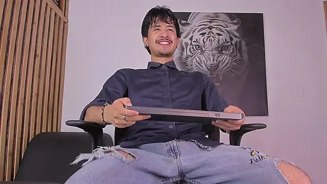 DimitriDeluxe online show from October 2025 08:29:02 PM