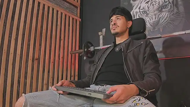 DimitriDeluxe online show from December 2025 08:16:02 PM