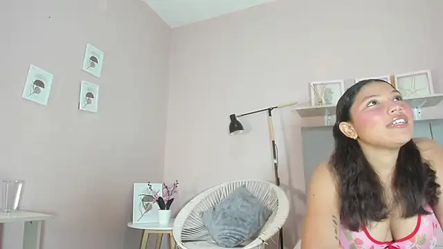 Snapshot of emma__rose1 chatting on September 2025 07:39:02 PM emma rose1 online show from September 2025 07:39:02 PM