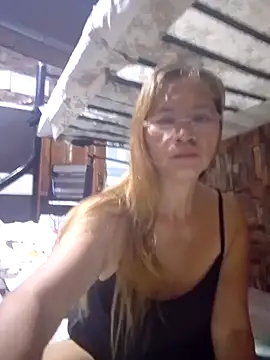 Snapshot of SexyHottMom chatting on October 2025 08:40:01 PM SexyHottMom online show from October 2025 08:40:01 PM