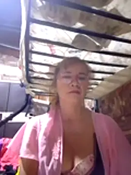 Snapshot of SexyHottMom chatting on October 2025 08:09:01 PM SexyHottMom online show from October 2025 08:09:01 PM