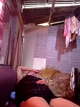 Snapshot of SexyHottMom chatting on October 2025 12:33:02 AM SexyHottMom online show from October 2025 12:33:02 AM