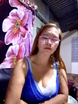 Snapshot of SexyHottMom chatting on November 2025 12:28:02 PM SexyHottMom online show from November 2025 12:28:02 PM