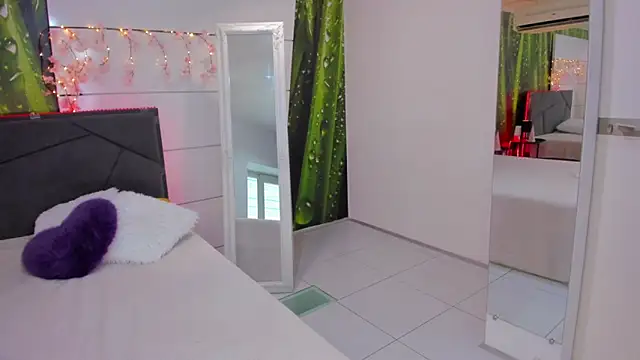 HollyTailors online show from September 2025 05:29:01 AM