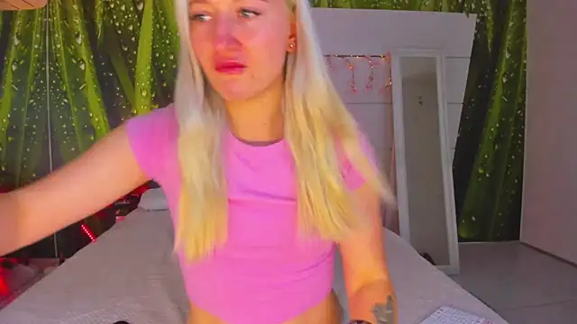 HollyTailors online show from October 2025 05:40:01 AM