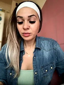 Snapshot of iSelena chatting on November 2025 05:50:02 AM iSelena online show from November 2025 05:50:02 AM