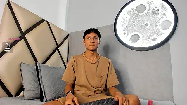 Snapshot of _Leohot_ chatting on September 2025 03:17:02 AM Leohot online show from September 2025 03:17:02 AM