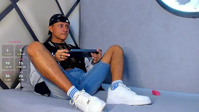 Snapshot of _Leohot_ chatting on September 2025 03:27:02 AM Leohot online show from September 2025 03:27:02 AM