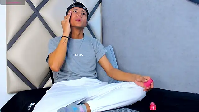 Snapshot of _Leohot_ chatting on October 2025 03:38:01 AM Leohot online show from October 2025 03:38:01 AM