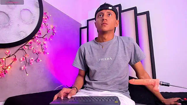 Snapshot of _Leohot_ chatting on October 2025 10:43:02 PM Leohot online show from October 2025 10:43:02 PM