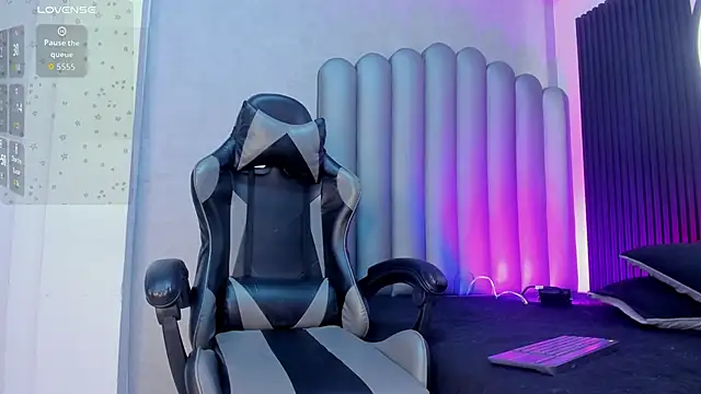 Snapshot of _Leohot_ chatting on October 2025 03:52:02 AM Leohot online show from October 2025 03:52:02 AM