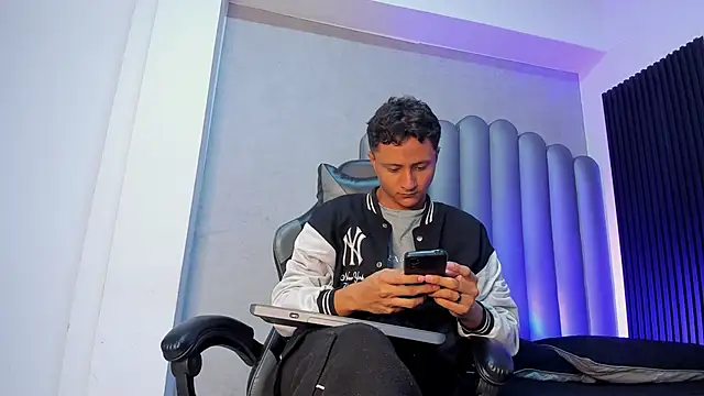 Snapshot of _Leohot_ chatting on November 2025 03:28:02 AM Leohot online show from November 2025 03:28:02 AM