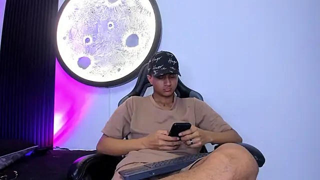 Snapshot of _Leohot_ chatting on November 2025 03:28:01 AM Leohot online show from November 2025 03:28:01 AM