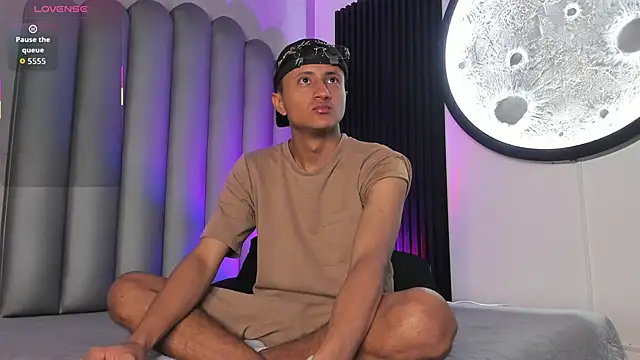 Snapshot of _Leohot_ chatting on November 2025 03:49:02 AM Leohot online show from November 2025 03:49:02 AM