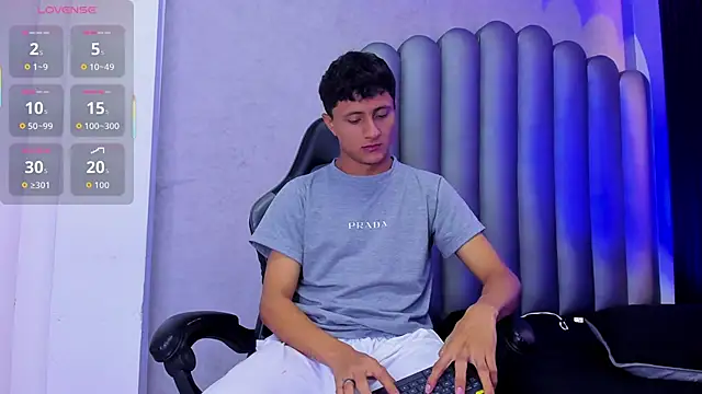 Snapshot of _Leohot_ chatting on November 2025 04:24:02 AM Leohot online show from November 2025 04:24:02 AM