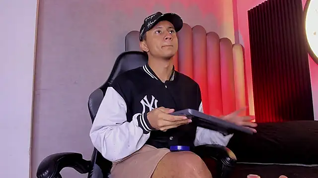 Snapshot of _Leohot_ chatting on November 2025 03:53:02 AM Leohot online show from November 2025 03:53:02 AM