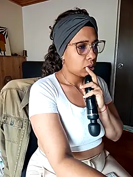 IVONNE COLLINS33 online show from November 2025 04:30:01 PM