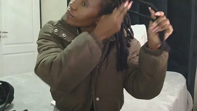 Petite Queenxx online show from September 2025 01:48:02 PM