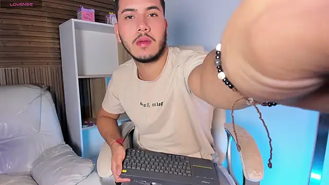 Snapshot of Axel_grey_ chatting on October 2025 12:25:02 PM Axel grey online show from October 2025 12:25:02 PM