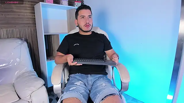 Snapshot of Axel_grey_ chatting on October 2025 12:14:02 PM Axel grey online show from October 2025 12:14:02 PM