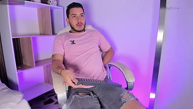 Snapshot of Axel_grey_ chatting on October 2025 12:27:01 PM Axel grey online show from October 2025 12:27:01 PM