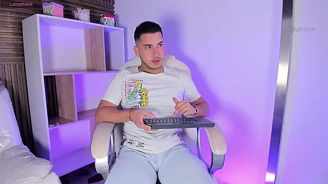 Snapshot of Axel_grey_ chatting on October 2025 12:19:01 PM Axel grey online show from October 2025 12:19:01 PM