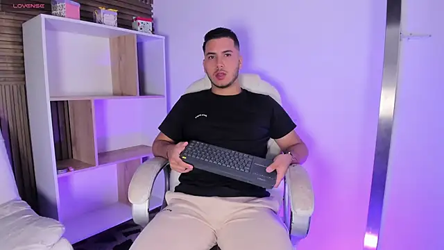 Snapshot of Axel_grey_ chatting on October 2025 12:17:01 PM Axel grey online show from October 2025 12:17:01 PM