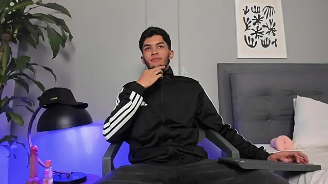 Tylerffoxx online show from June 2026 09:51:02 PM