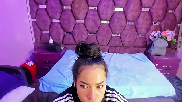 Nanis James online show from May 2026 03:01:01 AM