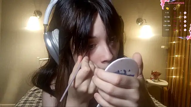 Honeey Beee online show from December 2025 05:20:01 PM