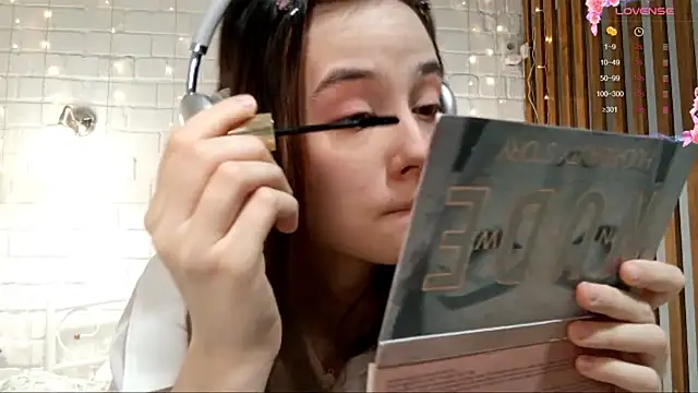 Honeey Beee online show from December 2025 05:09:01 PM