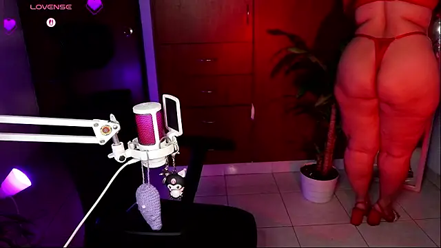 Snapshot of tinamqueen1 chatting on March 2026 09:35:01 AM tinamqueen1 online show from March 2026 09:35:01 AM