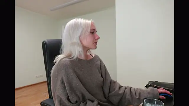 Snapshot of Laura_Chaplin chatting on October 2025 05:13:02 PM Laura Chaplin online show from October 2025 05:13:02 PM