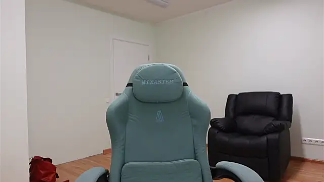 Snapshot of Laura_Chaplin chatting on October 2025 04:35:01 PM Laura Chaplin online show from October 2025 04:35:01 PM