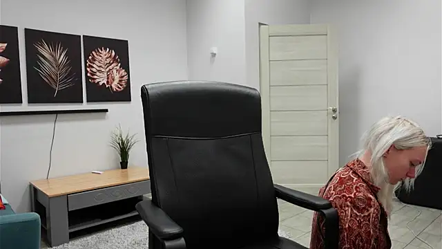 Snapshot of Laura_Chaplin chatting on November 2025 05:36:02 PM Laura Chaplin online show from November 2025 05:36:02 PM