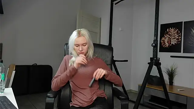 Snapshot of Laura_Chaplin chatting on November 2025 06:44:01 AM Laura Chaplin online show from November 2025 06:44:01 AM