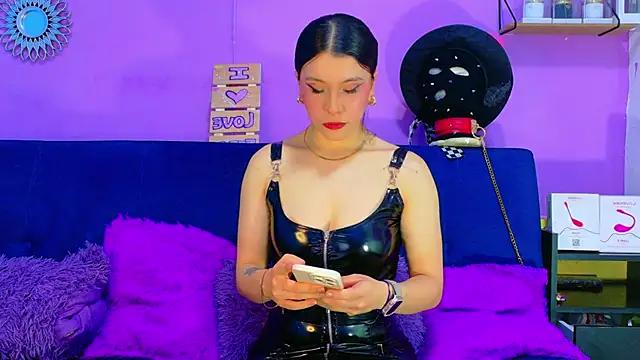 Snapshot of CristalRose chatting on April 2026 09:46:01 PM CristalRose online show from April 2026 09:46:01 PM