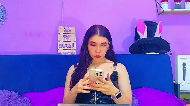 Snapshot of CristalRose chatting on April 2026 05:48:02 PM CristalRose online show from April 2026 05:48:02 PM