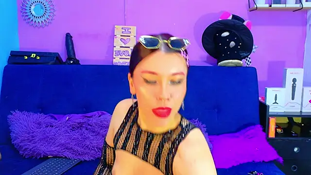 Snapshot of CristalRose chatting on April 2026 05:51:02 PM CristalRose online show from April 2026 05:51:02 PM
