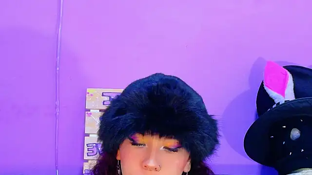 Snapshot of CristalRose chatting on April 2026 08:57:02 PM CristalRose online show from April 2026 08:57:02 PM