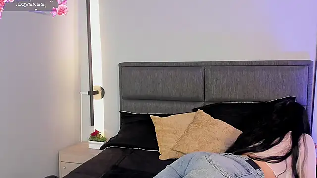 Emma  clark  online show from October 2025 12:25:01 PM