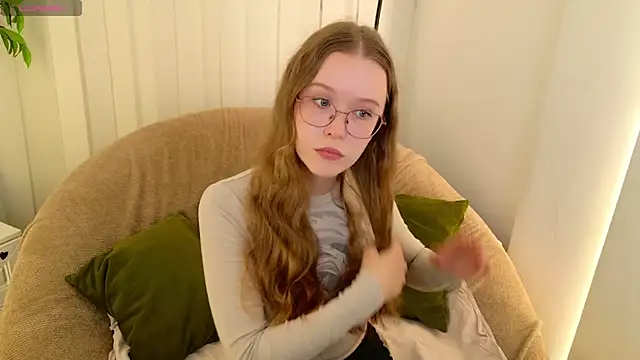 Snapshot of MandyMils chatting on September 2025 02:19:01 PM MandyMils online show from September 2025 02:19:01 PM