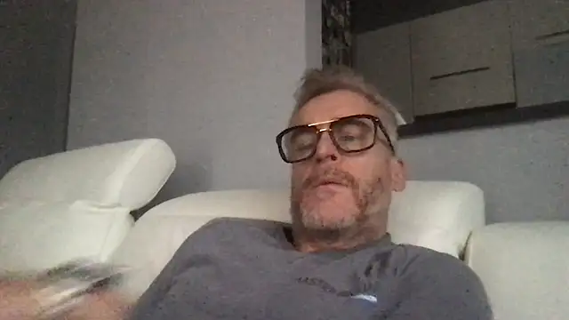 Axl hot online show from January 2026 12:54:02 PM