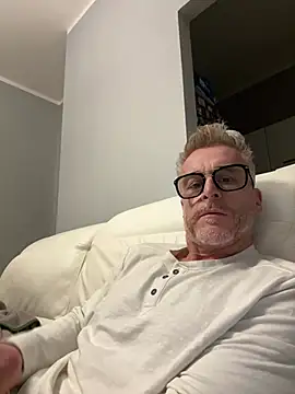 Axl hot online show from March 2026 06:33:01 PM