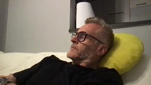 Axl hot online show from April 2026 09:02:02 PM